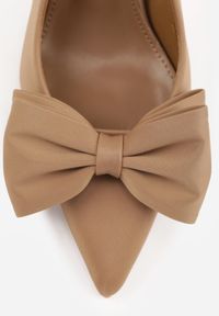 Born2be - Ciemnobeżowe Eleganckie Szpilki z Odkrytą Piętą i Aplikacją w Kształcie Kokardy Anamere. Okazja: na ślub cywilny, na spotkanie biznesowe, do pracy, na wesele. Zapięcie: pasek. Kolor: beżowy. Materiał: satyna. Wzór: aplikacja. Obcas: na szpilce. Styl: elegancki #8