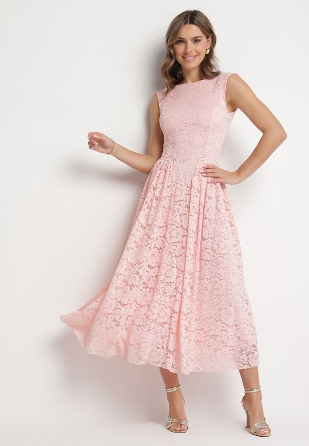 Born2be - Różowa Koronkowa Sukienka o Rozkloszowanym Kroju z Odkrytymi Plecami Nelamia. Okazja: na imprezę, na co dzień. Kolor: różowy. Materiał: koronka. Długość rękawa: bez rękawów. Styl: wizytowy, casual, elegancki