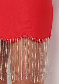 Born2be - Czerwona Sukienka Mini Ozdobiona Błyszczącymi Frędzlami na Dole Lorellia. Kolor: czerwony. Długość rękawa: na ramiączkach. Wzór: aplikacja. Styl: wizytowy. Długość: mini #2