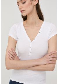 Guess t-shirt damski kolor biały. Kolor: biały. Materiał: dzianina. Długość rękawa: krótki rękaw. Długość: krótkie. Wzór: prążki, aplikacja #2