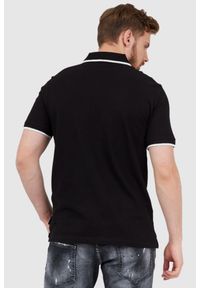 Armani Exchange - ARMANI EXCHANGE Czarna koszulka polo z okrągłym logo. Typ kołnierza: polo. Kolor: czarny. Długość rękawa: krótki rękaw. Wzór: aplikacja