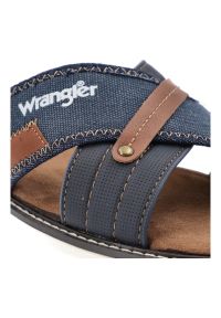 Granatowe Klapki Wrangler Modne Obuwie Męskie. Okazja: na co dzień. Kolor: niebieski. Materiał: materiał, skóra. Wzór: paski. Sezon: lato. Styl: wakacyjny, elegancki, casual #4