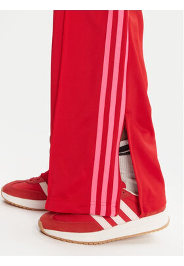 Adidas - adidas Spodnie dresowe adicolor Classic Firebird JW1225 Czerwony Loose Fit. Kolor: czerwony. Materiał: syntetyk