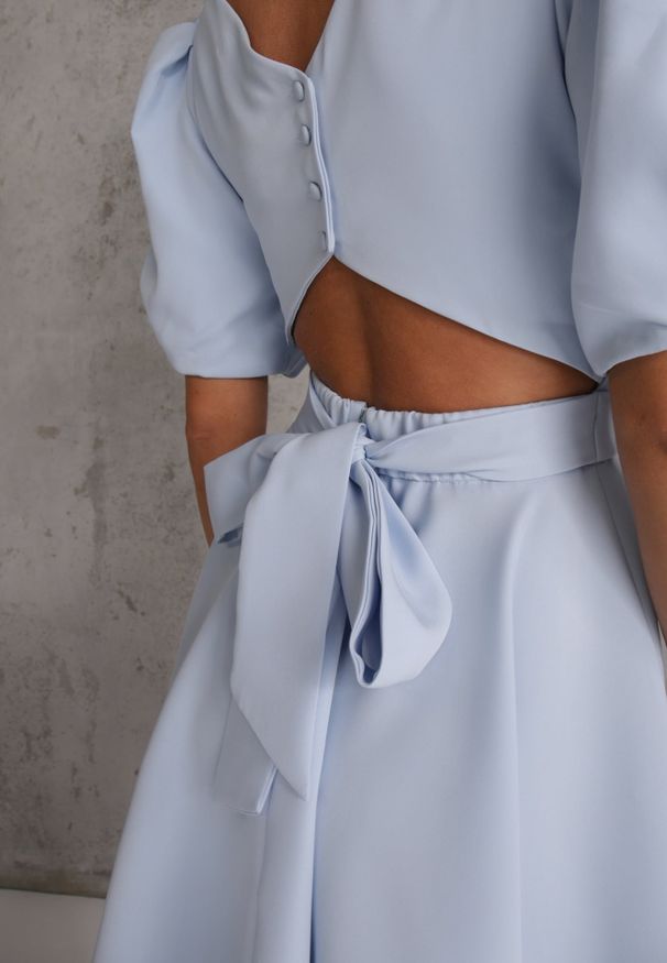 Renee - Niebieska Elegancka Sukienka z Bufiastymi Rękawami Odkrytymi Plecami i Wiązaniem Haritte. Kolor: niebieski. Typ sukienki: rozkloszowane. Styl: elegancki