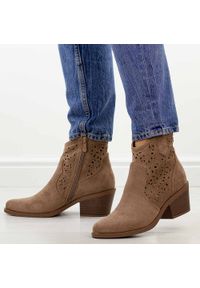 Coffee botki damskie, kowbojki S.Barski 8012. Okazja: na co dzień. Materiał: zamsz. Szerokość cholewki: normalna. Sezon: wiosna, jesień, lato. Obcas: na obcasie. Styl: casual, elegancki, klasyczny. Wysokość obcasa: średni #1