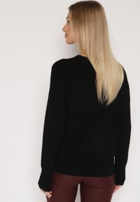 Born2be - Czarny Sweter z Domieszką Kaszmiru z Dekoltem w Serek Feralaine. Okazja: na co dzień, na spotkanie biznesowe. Typ kołnierza: dekolt w serek. Kolor: czarny. Materiał: kaszmir. Styl: biznesowy, klasyczny, casual, elegancki #3