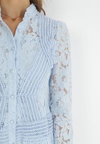 Born2be - Niebieska Koszulowa Sukienka z Koronką Jolley. Kolor: niebieski. Materiał: koronka. Długość rękawa: długi rękaw. Wzór: koronka. Typ sukienki: koszulowe. Długość: mini #6