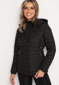 Born2be - Czarna Pikowana Kurtka z Kapturem i Sznurkami Miviana. Okazja: na spacer. Typ kołnierza: kaptur. Kolor: czarny. Materiał: jeans. Długość rękawa: długi rękaw. Długość: długie #1