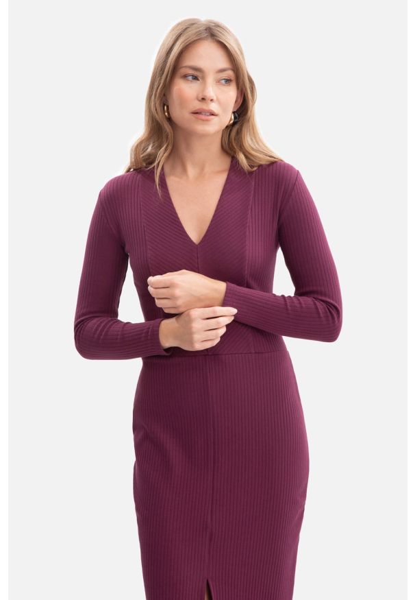 BeWear - Bawełniana sukienka dzianinowa ołówkowa z dekoltem V fiolet. Kolor: czarny, brązowy. Materiał: dzianina, bawełna. Typ sukienki: ołówkowe. Styl: klasyczny