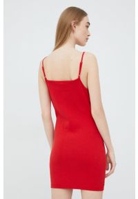 Superdry sukienka kolor czerwony mini dopasowana. Kolor: czerwony. Materiał: materiał. Długość rękawa: na ramiączkach. Wzór: aplikacja. Typ sukienki: dopasowane. Długość: mini