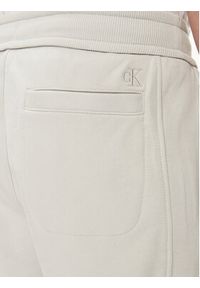 Calvin Klein Jeans Szorty sportowe Monologo Badge J30J325132 Szary Regular Fit. Kolor: szary. Materiał: bawełna. Styl: sportowy #5