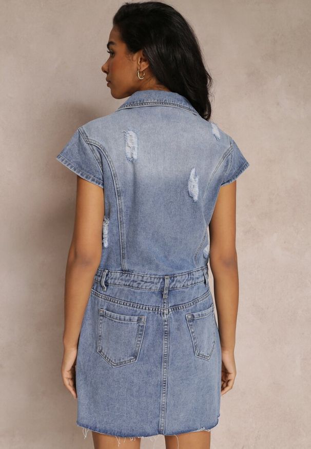 Renee - Niebieska Sukienka Mini z Jeansu z Dziurami i Dużym Kołnierzem Victori. Kolor: niebieski. Materiał: jeans. Długość rękawa: krótki rękaw. Sezon: lato, wiosna. Długość: mini