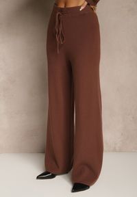 Renee - Brązowy Komplet z Dzianiny z Wiskozą Spodnie Wide Leg i Sweter ze Zdobieniami Miomea. Kolor: brązowy. Materiał: wiskoza, dzianina. Wzór: aplikacja #3