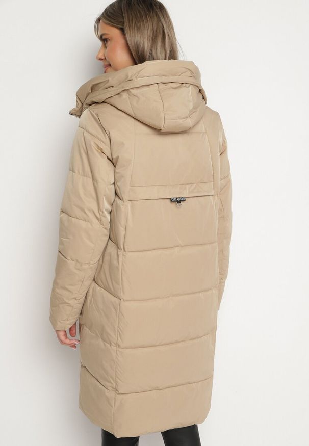 Born2be - Ciemnobeżowa Pikowana Kurtka z Kapturem Kieszeniami i Ozdobnym Suwakiem Mirorae. Okazja: na co dzień, na spacer. Typ kołnierza: kaptur. Kolor: beżowy. Materiał: jeans. Długość: długie. Sezon: zima. Styl: casual