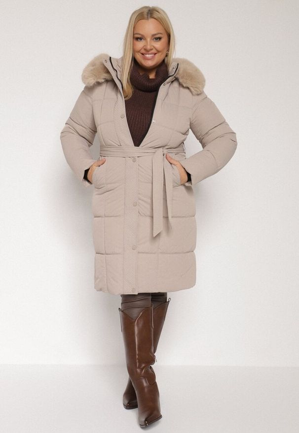 Born2be - Beżowa Pikowana Kurtka z Kapturem z Futrem i Wiązanym Paskiem Mevinatia. Okazja: na co dzień. Typ kołnierza: kaptur. Kolekcja: plus size. Kolor: beżowy. Materiał: futro. Styl: casual, klasyczny