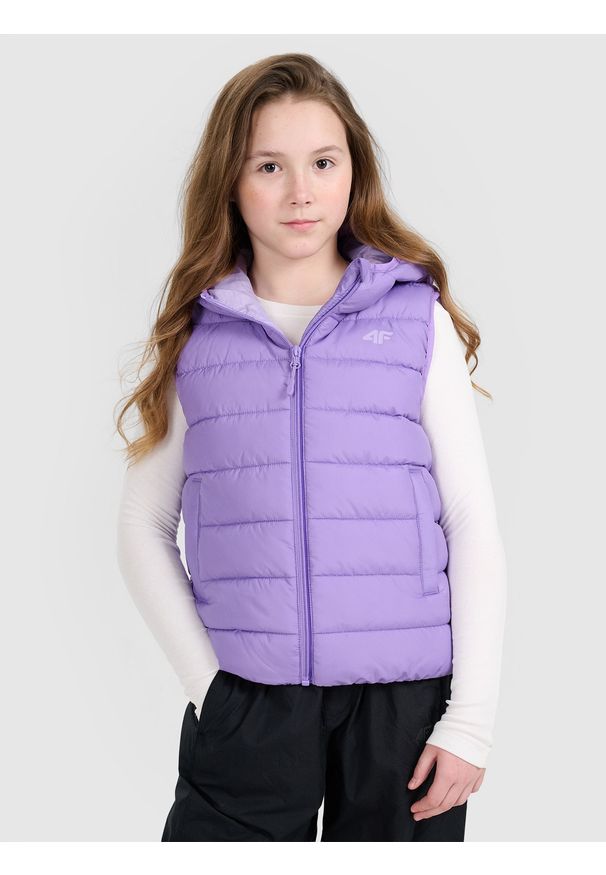4f - 4F Bezrękawnik puchowy z wypełnieniem syntetycznym dziewczęcy - fioletowy 146 (10-11 lat). Okazja: na co dzień. Typ kołnierza: kaptur. Kolor: fioletowy. Materiał: puch, syntetyk. Długość rękawa: bez rękawów. Długość: krótkie. Sezon: lato. Styl: sportowy, klasyczny, casual