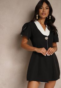 Renee - Czarna Sukienka w Stylu Retro Zdobiona Bufiastymi Rękawami i Broszką Tiazelle. Okazja: na randkę. Typ kołnierza: dekolt w kształcie V. Kolor: czarny. Wzór: aplikacja. Styl: retro