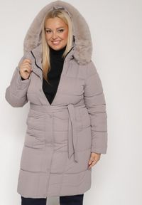 Born2be - Szara Pikowana Kurtka z Kapturem z Futrem i Wiązanym Paskiem Mevinatia. Okazja: na co dzień. Typ kołnierza: kaptur. Kolekcja: plus size. Kolor: szary. Materiał: futro. Styl: casual, klasyczny #1