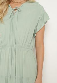 Born2be - Miętowa Sukienka z Gumką w Pasie Ozdobiona Falbanką i Wiązana Materiałowym Paskiem Tiamalou. Typ kołnierza: dekolt w łódkę. Kolor: miętowy. Materiał: materiał. Długość rękawa: krótki rękaw. Wzór: aplikacja #6