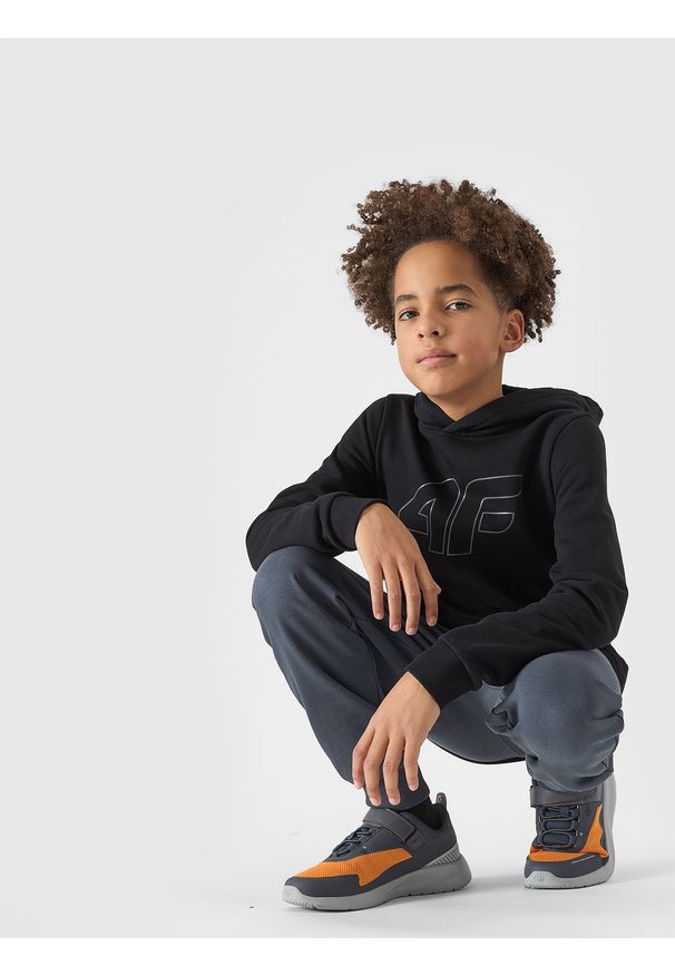 4f - 4F Bluza dresowa nierozpinana z kapturem chłopięca - czarna 122 (6-7 lat). Okazja: na co dzień. Typ kołnierza: kaptur. Kolor: czarny. Materiał: dresówka. Wzór: gładki, ze splotem. Sezon: lato. Styl: casual, sportowy