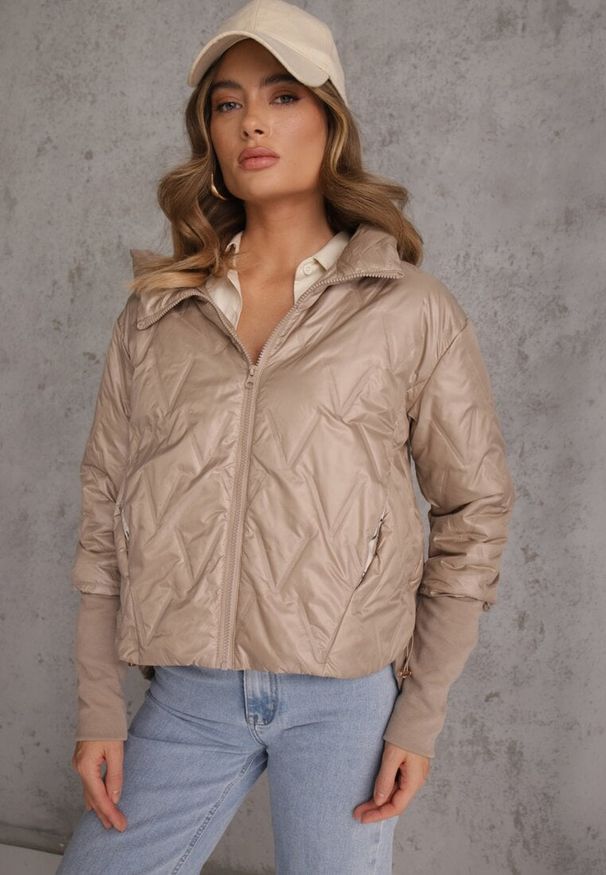 Renee - Brązowa Pikowana Kurtka z Kapturem z Materiałem na Rękawach Grigoria. Okazja: na co dzień. Typ kołnierza: kaptur. Kolor: brązowy. Materiał: materiał. Długość rękawa: długi rękaw. Styl: casual, elegancki