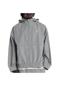 Kurtka męska New Balance MJO5BXYST - szara. Typ kołnierza: kołnierzyk stójkowy, kaptur. Kolor: szary. Materiał: poliester. Sezon: wiosna, jesień #1