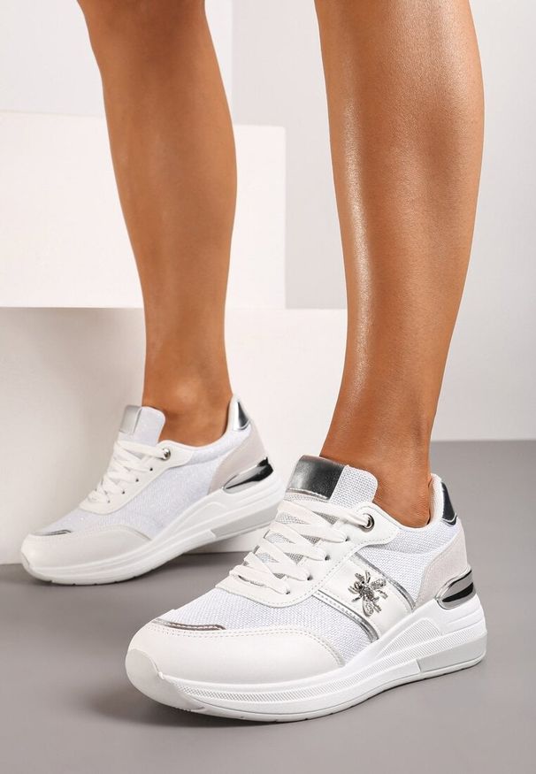 Born2be - Biało-Srebrne Sneakersy za Kostkę z Ekoskóry na Koturnie ze Sznurowaniami i Metalową Ozdobą Galeira. Nosek buta: okrągły. Zapięcie: sznurówki. Kolor: biały. Wzór: aplikacja. Wysokość cholewki: za kostkę. Materiał: materiał. Sezon: lato. Obcas: na koturnie. Wysokość obcasa: średni