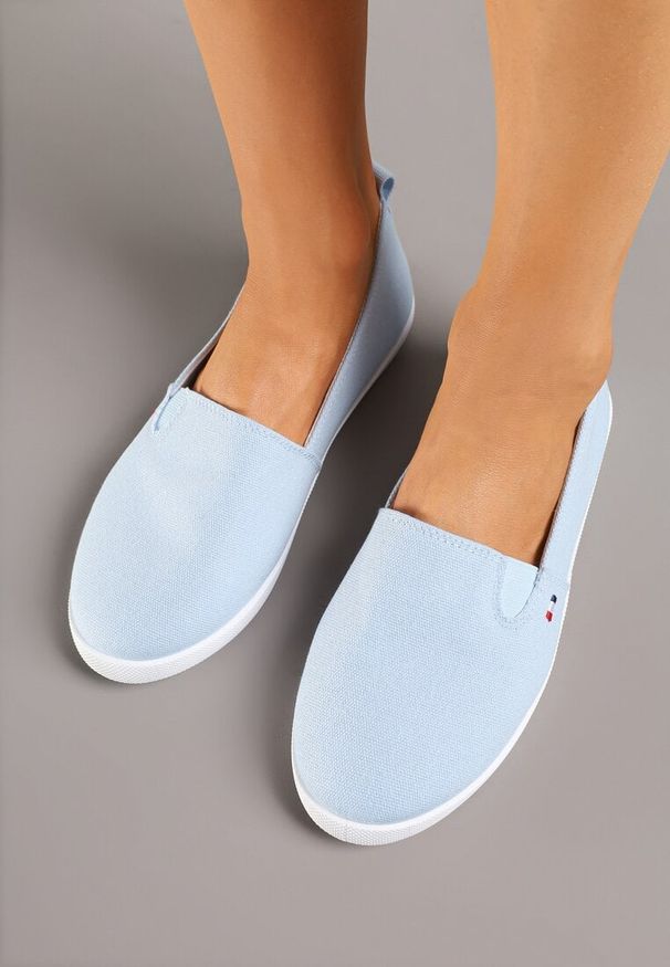 Renee - Jasnoniebieskie Tenisówki Vices Basic z Materiałowymi Gumkami Aretela. Okazja: na co dzień. Kolor: niebieski. Materiał: materiał. Styl: elegancki, casual