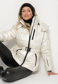 Born2be - Biała Pikowana Kurtka Zimowa z Paskiem z Klamerką w Stylu Retro Alorisse. Okazja: na co dzień. Kolor: biały. Materiał: jeans. Sezon: zima. Styl: retro #6