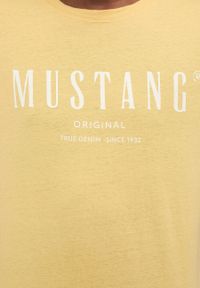 Mustang - MUSTANG ALEX C PRINT MĘSKI T-SHIRT KOSZULKA LOGO JOJOBA 1013802 9051. Wzór: nadruk #4