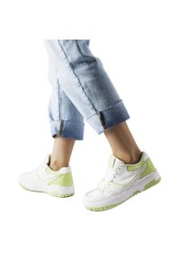 Inna Biało-zielone sneakersy Barrette białe. Okazja: na co dzień, na spacer. Nosek buta: okrągły. Kolor: biały. Sezon: lato. Sport: turystyka piesza #1