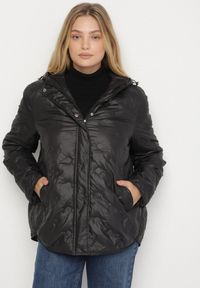 Born2be - Czarna Pikowana Kurtka Przejściowa z Kapturem Arivitte. Okazja: na co dzień. Typ kołnierza: kaptur. Kolekcja: plus size. Kolor: czarny. Materiał: jeans. Styl: casual, elegancki