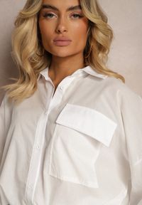 Renee - Biała Koszula z Bawełny z Dłuższym Tyłem i Gumką z Możliwością Ściągnięcia Sasina. Okazja: na spotkanie biznesowe. Typ kołnierza: kołnierzyk klasyczny. Kolor: biały. Materiał: bawełna. Długość: długie. Styl: klasyczny, biznesowy #3