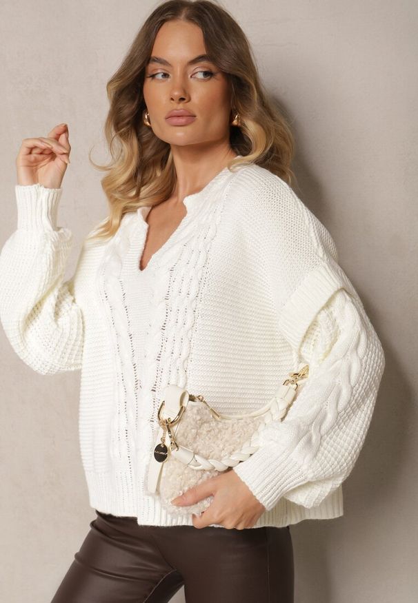 Renee - Biały Sweter z Głębokim Dekoltem i Ozdobnym Tłoczeniem Venolia. Okazja: na co dzień. Kolor: biały. Materiał: jeans. Styl: wizytowy, elegancki, casual