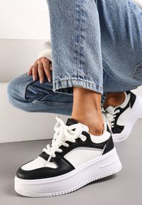 Renee - Biało-Czarne Sznurowane Sneakersy na Platformie z Metalicznymi Wstawkami Arileva. Kolor: biały. Materiał: jeans. Obcas: na platformie #1