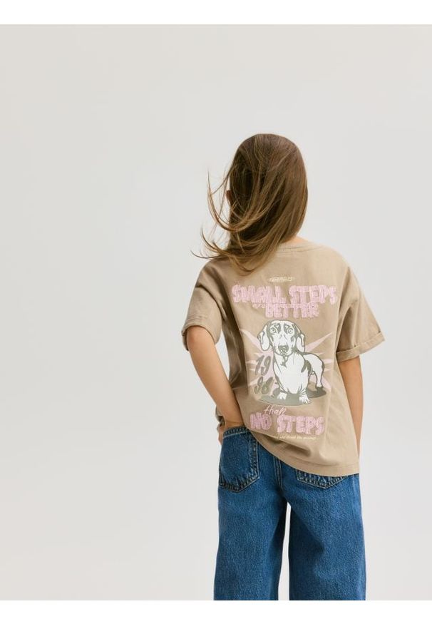 Reserved - T-shirt z nadrukiem i haftem - beżowy. Kolor: beżowy. Materiał: bawełna. Wzór: haft, nadruk