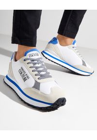 Versace Jeans Couture - VERSACE JEANS COUTURE - Sneakersy z logo. Nosek buta: okrągły. Zapięcie: sznurówki. Kolor: niebieski. Materiał: materiał, guma, zamsz. Wzór: aplikacja