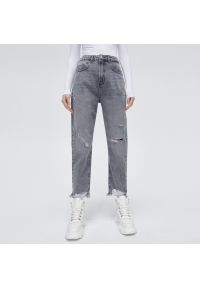 Cropp - Mom jeans z postrzępioną nogawką - Jasny szary. Kolor: szary #1
