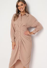 Born2be - Ciemnobeżowa Sukienka Koszulowa z Wiązanym Paskiem i Marszczeniem Hinula. Kolor: beżowy. Materiał: materiał, tkanina. Wzór: gładki, jednolity. Typ sukienki: koszulowe. Styl: elegancki. Długość: midi #5