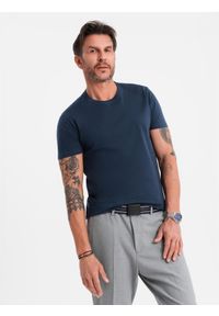 Ombre Clothing - Klasyczny T-shirt męski bawełniany BASIC - granatowy V2 - Rozmiar: M. Okazja: na co dzień. Kolor: niebieski. Materiał: bawełna. Styl: klasyczny