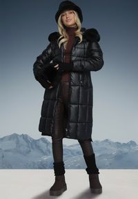 Born2be - Czarna Pikowana Kurtka z Kapturem z Futerkiem z Możliwością Odpięcia Ściągana w Talii Ravanna. Okazja: na co dzień. Typ kołnierza: kaptur. Kolor: czarny. Materiał: futro. Styl: casual, elegancki #7