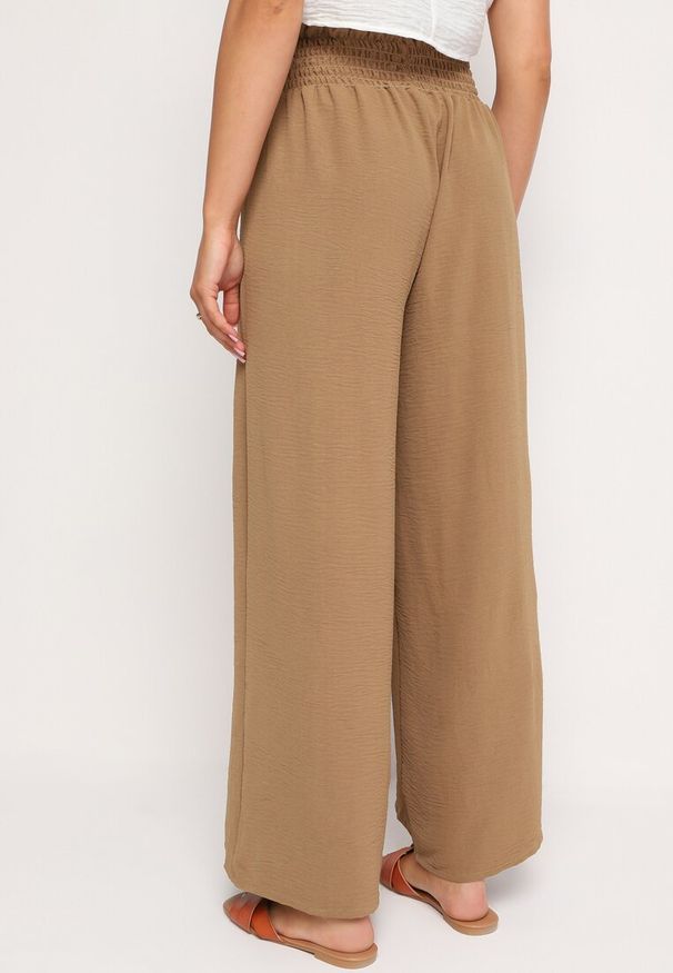 Born2be - Jasnobrązowe Szerokie Spodnie z Wysokim Stanem Wykończone Gumką w Pasie Risinassa. Okazja: na spotkanie biznesowe. Stan: podwyższony. Kolor: brązowy. Styl: biznesowy