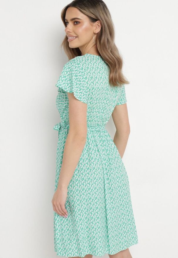 Born2be - Zielona Sukienka z Kopertowym Dekoltem Wiązanym Paskiem i Gumką w Talii z Wiskozy Canbra. Kolor: zielony. Materiał: wiskoza. Sezon: lato. Typ sukienki: kopertowe