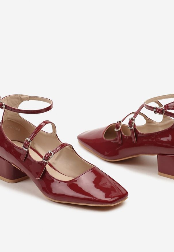 Renee - Bordowe Eleganckie Czółenka na Niewysokim Słupku Ozdobione Paskami ze Sprzączką Lavantia. Okazja: do pracy. Zapięcie: pasek. Kolor: czerwony. Wzór: aplikacja. Obcas: na słupku. Styl: elegancki
