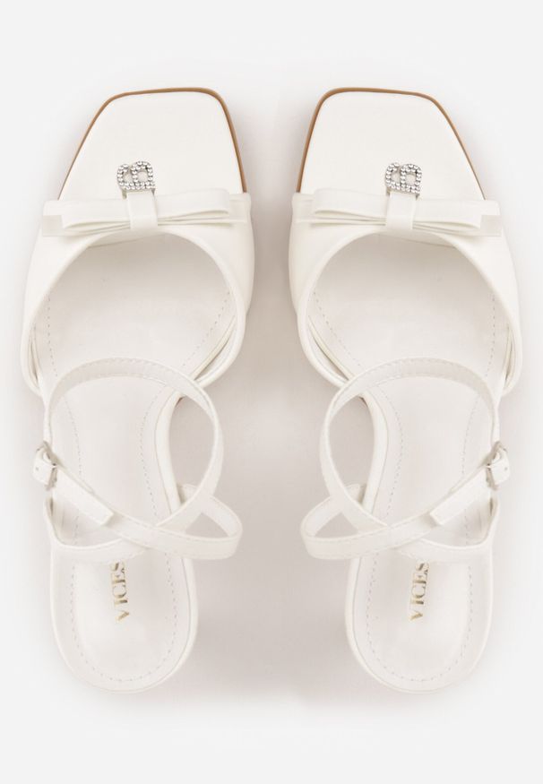 Born2be - Białe Eleganckie Sandały VICES na Szpilce z Kokardą i Aplikacją z Cyrkoniami Melirea. Okazja: do pracy, na spotkanie biznesowe. Zapięcie: pasek. Kolor: biały. Wzór: aplikacja. Obcas: na szpilce. Styl: elegancki