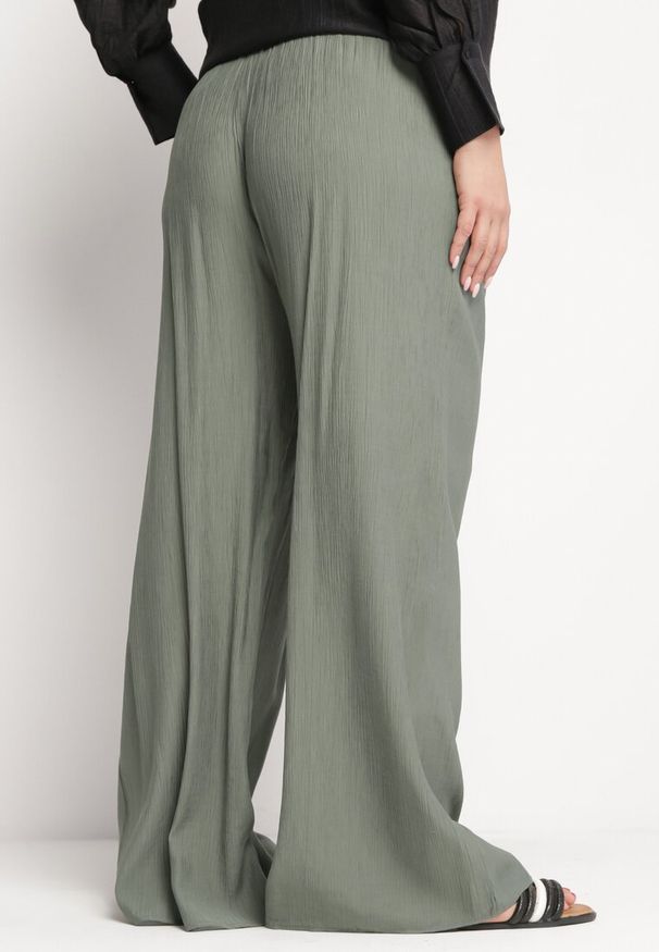 Born2be - Ciemnozielone Szerokie Spodnie z Wiskozy z Kieszeniami Rowalle. Kolor: zielony. Materiał: wiskoza. Styl: elegancki