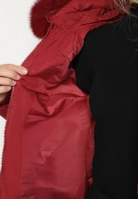 Born2be - Bordowa Pikowana Kurtka z Kapturem z Futerkiem Nenadria. Okazja: na co dzień, na spotkanie biznesowe, do pracy. Typ kołnierza: kaptur. Kolor: czerwony. Materiał: futro. Wzór: aplikacja. Styl: casual, biznesowy #2