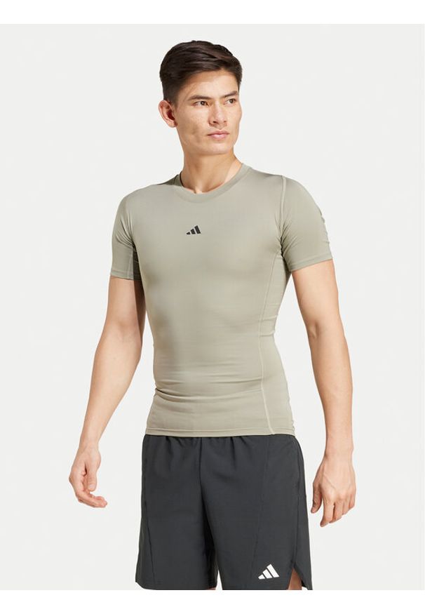 Adidas - adidas Koszulka techniczna Techfit Compression JE6700 Zielony Slim Fit. Kolor: zielony. Materiał: syntetyk. Technologia: Techfit (Adidas)