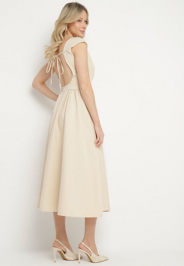 Born2be - Beżowa Sukienka o Rozkloszowanym Kroju z Wiązaniem i Dekoltem w Łódkę Aladriela. Okazja: na co dzień. Typ kołnierza: dekolt w łódkę. Kolor: beżowy. Długość rękawa: krótki rękaw. Sezon: wiosna, lato. Styl: casual, klasyczny