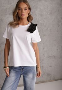 Renee - Biało-Czarny Bawełniany T-shirt o Klasycznym Kroju z Kwiatowymi Aplikacjami 3D Morgane. Okazja: do pracy. Kolor: biały. Materiał: bawełna. Wzór: aplikacja, kwiaty. Styl: klasyczny #2